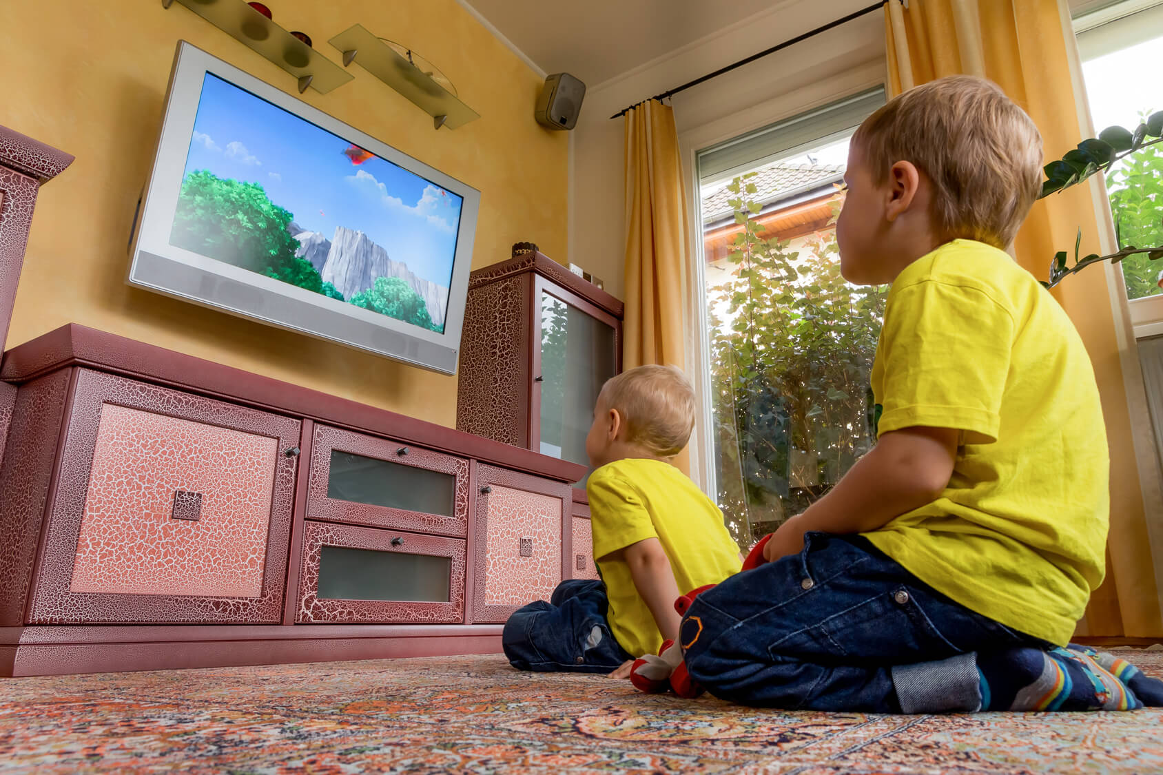 Пока родители смотрят телевизор. Телевизор для детей. Телевизор в детской. Малыш и телевизор. Телевизор для детских.