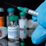 flacons de vaccin et traitement en consultation